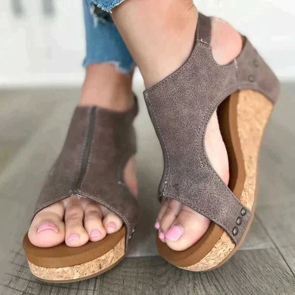 Plateau-Stiefeletten mit Nieten