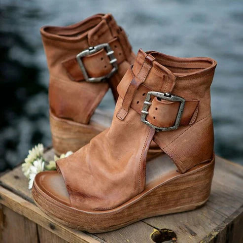 Peep-Toe-Stiefeletten mit Schnalle