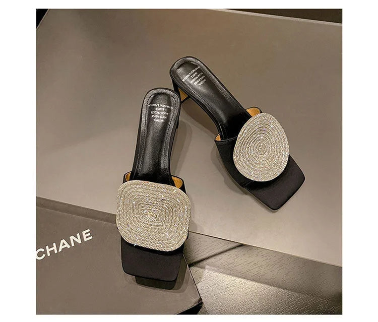 Verfraaide slippers met blokhak