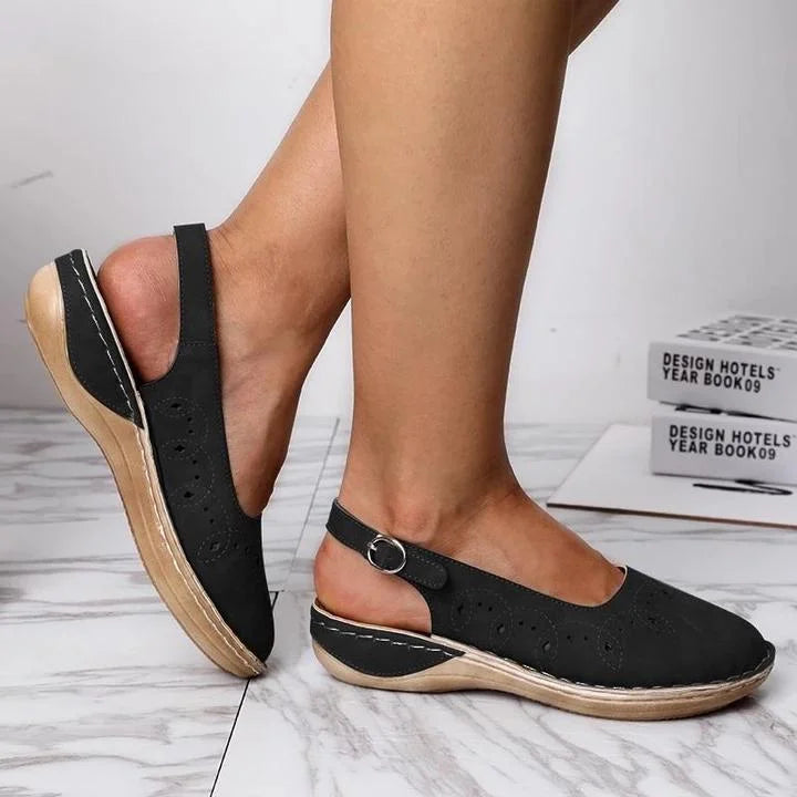 Zapatos planos perforados con talón descubierto