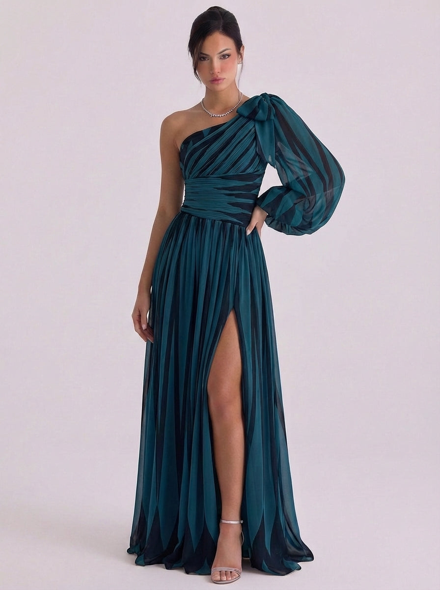 Chiffon diagonale streep één-schouderjurk met ballonmouwen en hoge split