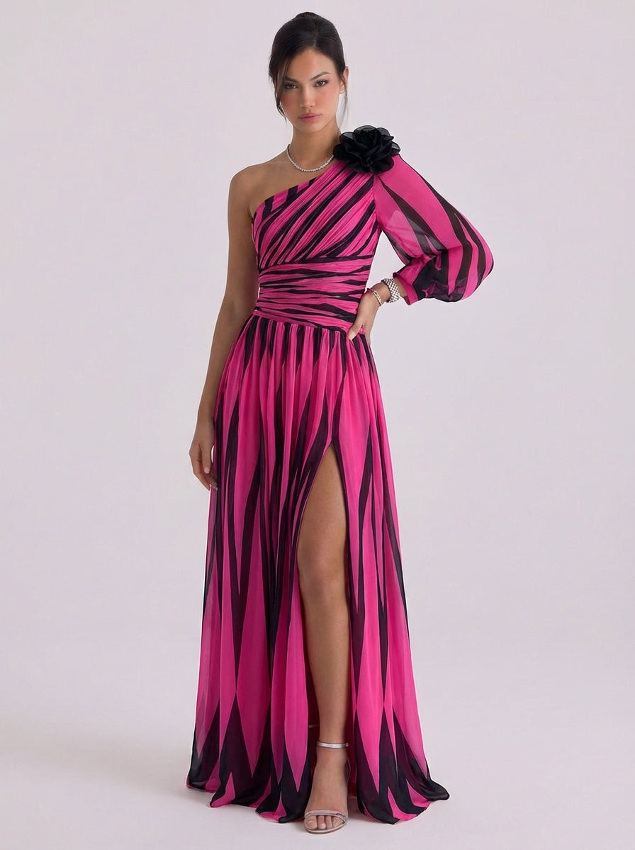 One-Shoulder-Kleid aus Chiffon mit diagonalen Streifen, Ballonärmeln und hohem Schlitz
