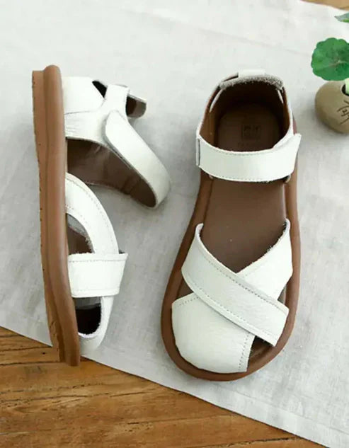 Sandalen mit überkreuztem Klettverschluss