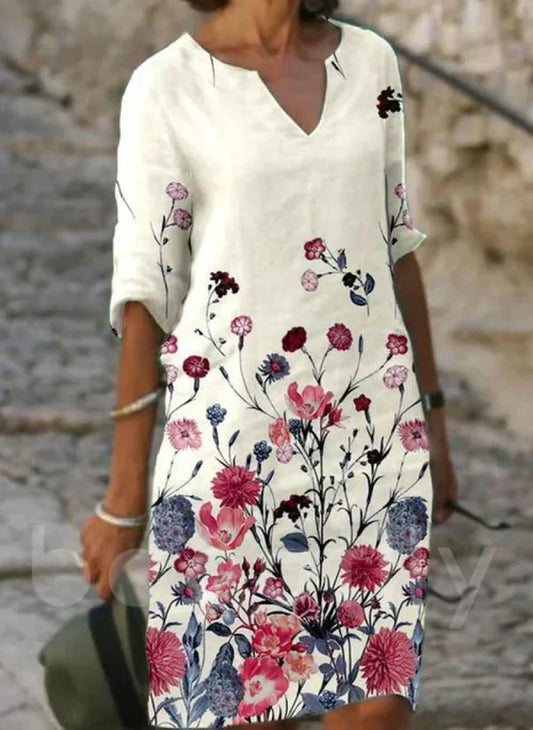 Vestido recto con cuello en V y bordado floral color crema