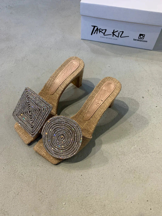 Chanclas con tacón de bloque adornado