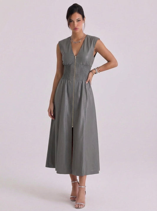 Midikleid aus Kunstleder mit Reißverschluss vorne und gesmokter Taille