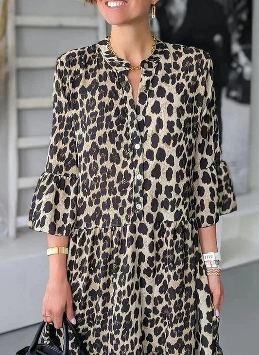 Vestido camisero con estampado de leopardo y mangas acampanadas