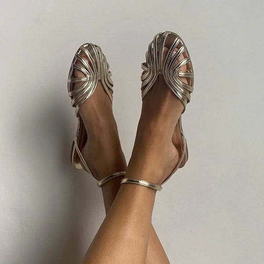 Sandalia de tiras metálicas