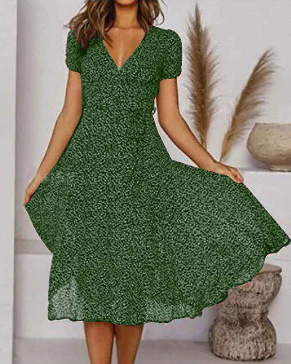 Robe ajustée et évasée à col en V et motif floral