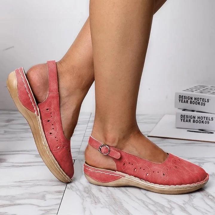 Zapatos planos perforados con talón descubierto