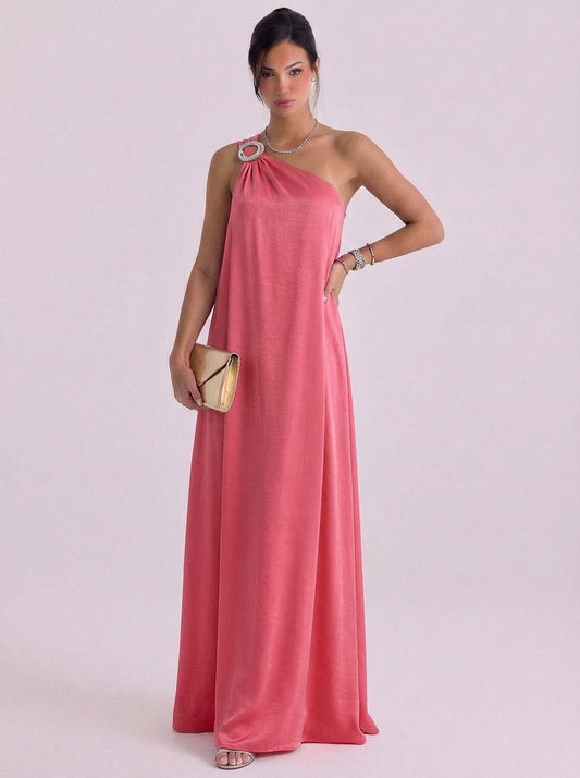 Abito monospalla con spilla in cristalli satinati lungo fino al pavimento