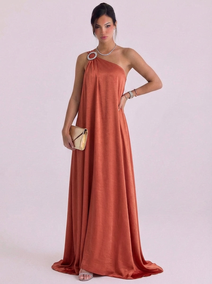 Robe asymétrique avec broche en cristal et satin, longueur au sol