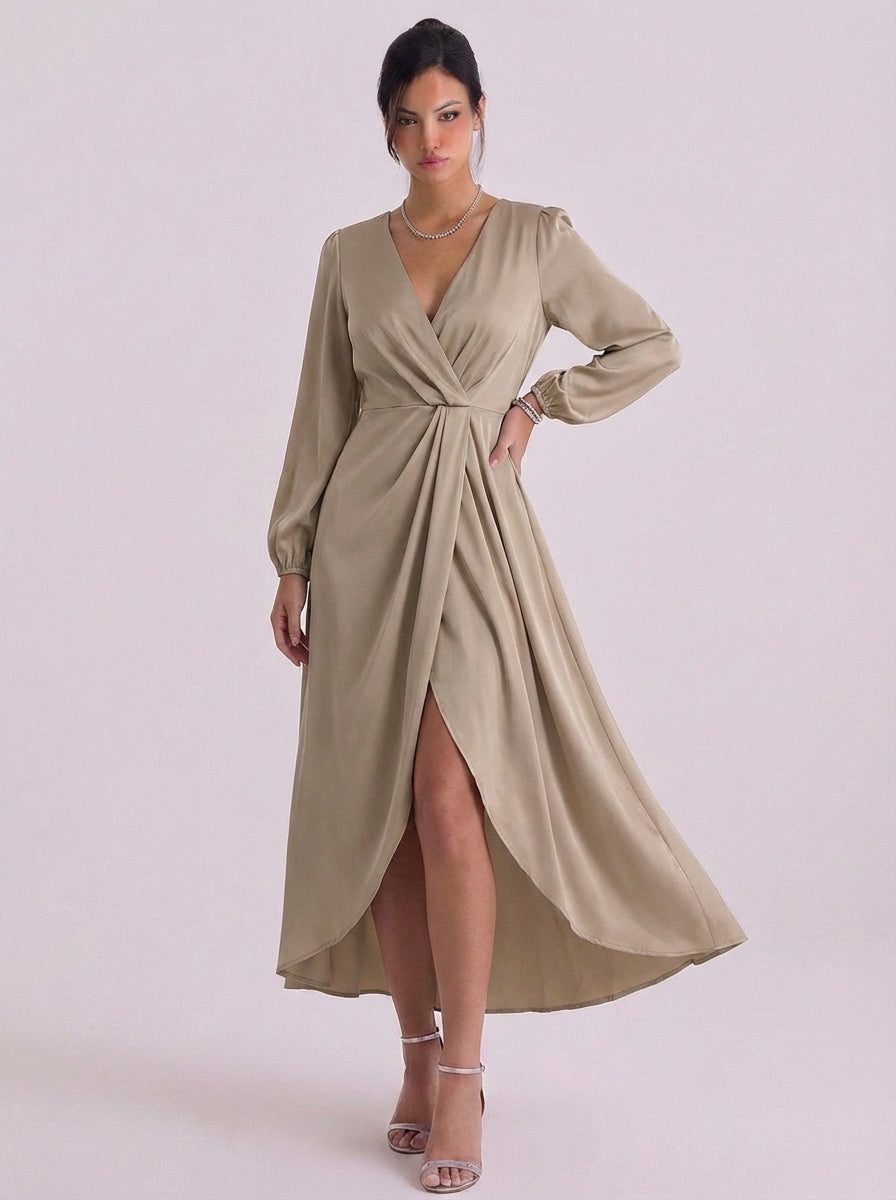 Abito maxi a maniche lunghe con involucro in raso e spacco alto