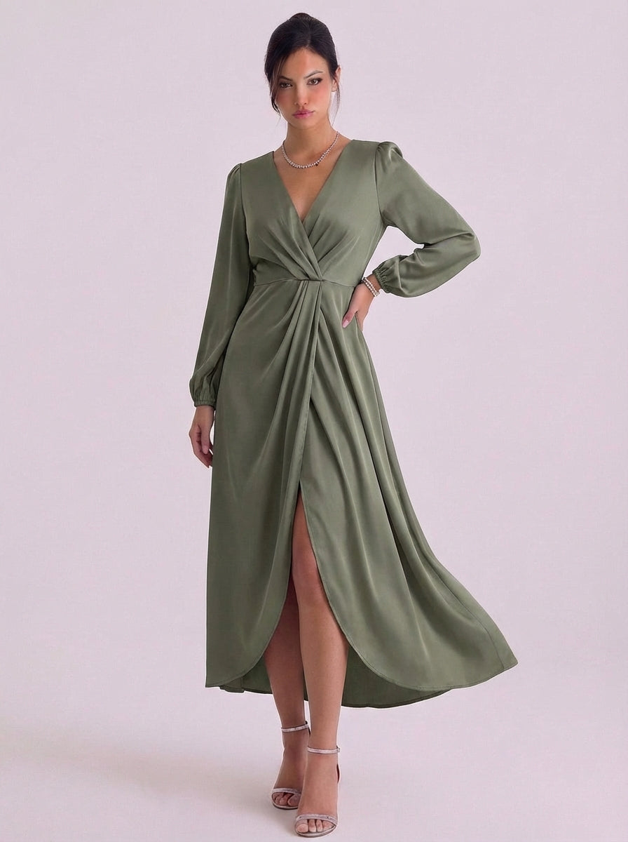 Abito maxi a maniche lunghe con involucro in raso e spacco alto