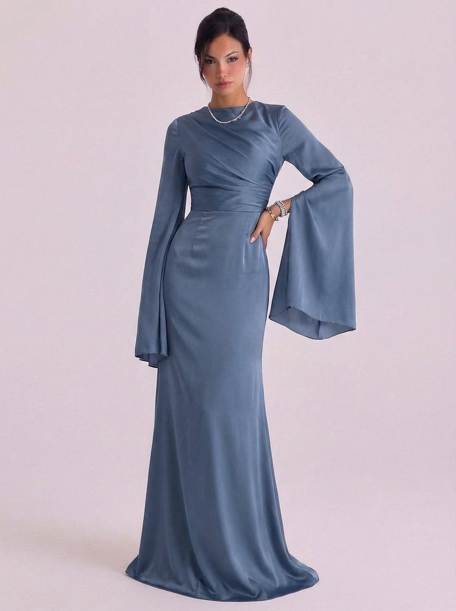 Bodenlanges, tailliertes Kleid aus Satin mit Glockenärmeln