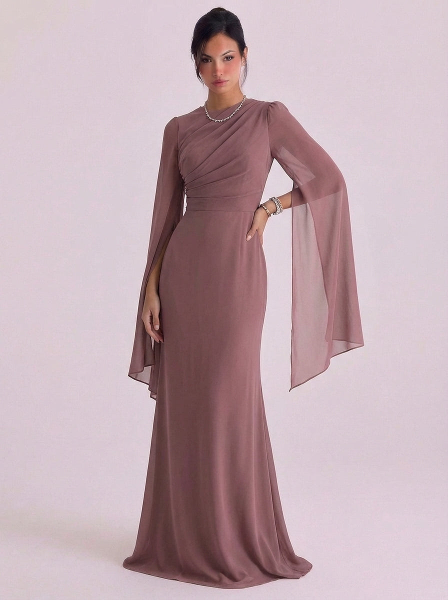 Vestido de satén con mangas acampanadas, largo hasta el suelo, entallado