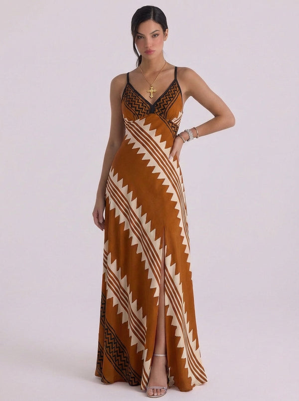 Vestido largo de satén con estampado geométrico y abertura alta