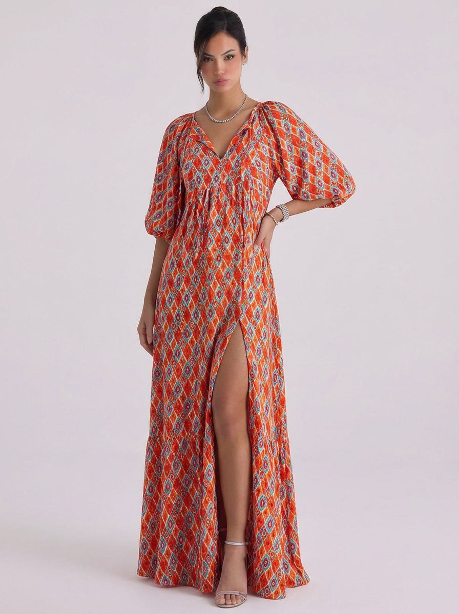 Robe longue en satin avec ourlet volanté