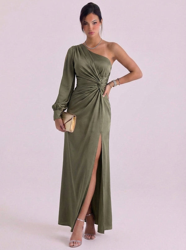 Abito a maniche lunghe in raso con una spalla e lunghezza fino al pavimento