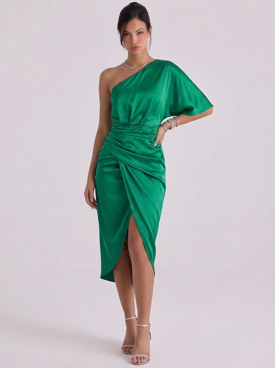 Robe mi-longue asymétrique en satin avec détail drapé