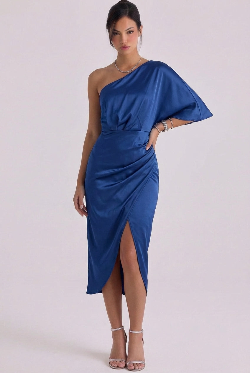 Robe mi-longue asymétrique en satin avec détail drapé