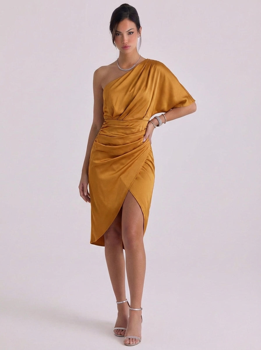 Robe mi-longue asymétrique en satin avec détail drapé