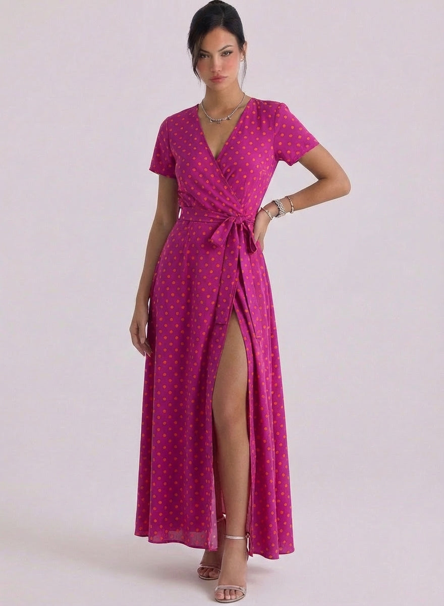 Wickel-Maxikleid aus Satin mit Polka Dots, kurzen Ärmeln, Taillenschnürung und hohem Schlitz