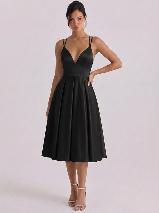 Abito svasato con scollo a cuore in raso, gonna a pieghe, doppia cinghia