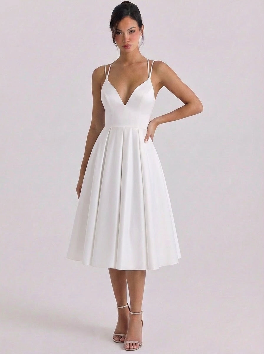 Vestido de satén con escote en forma de corazón y vuelo, falda plisada, tirante doble