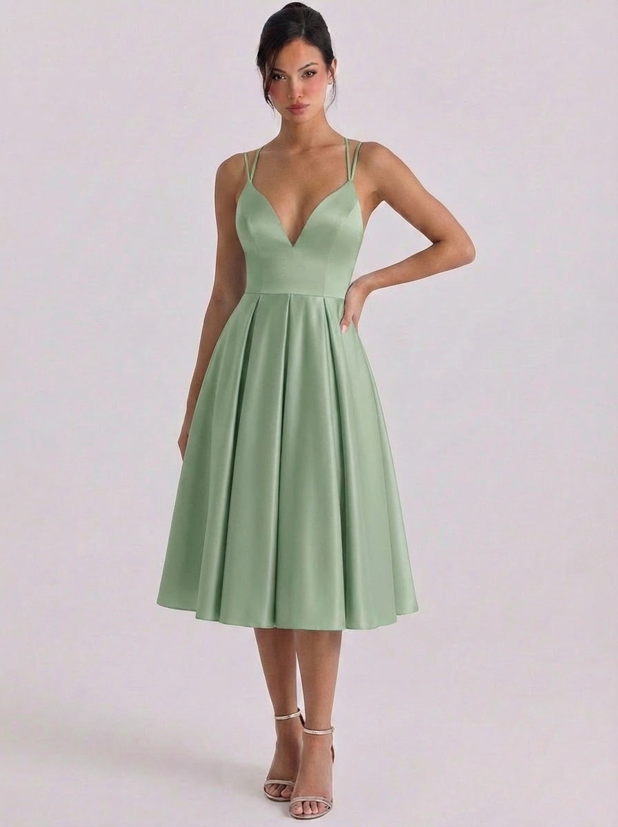 Vestido de satén con escote en forma de corazón y vuelo, falda plisada, tirante doble