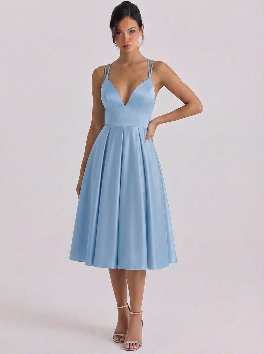 Vestido de satén con escote en forma de corazón y vuelo, falda plisada, tirante doble