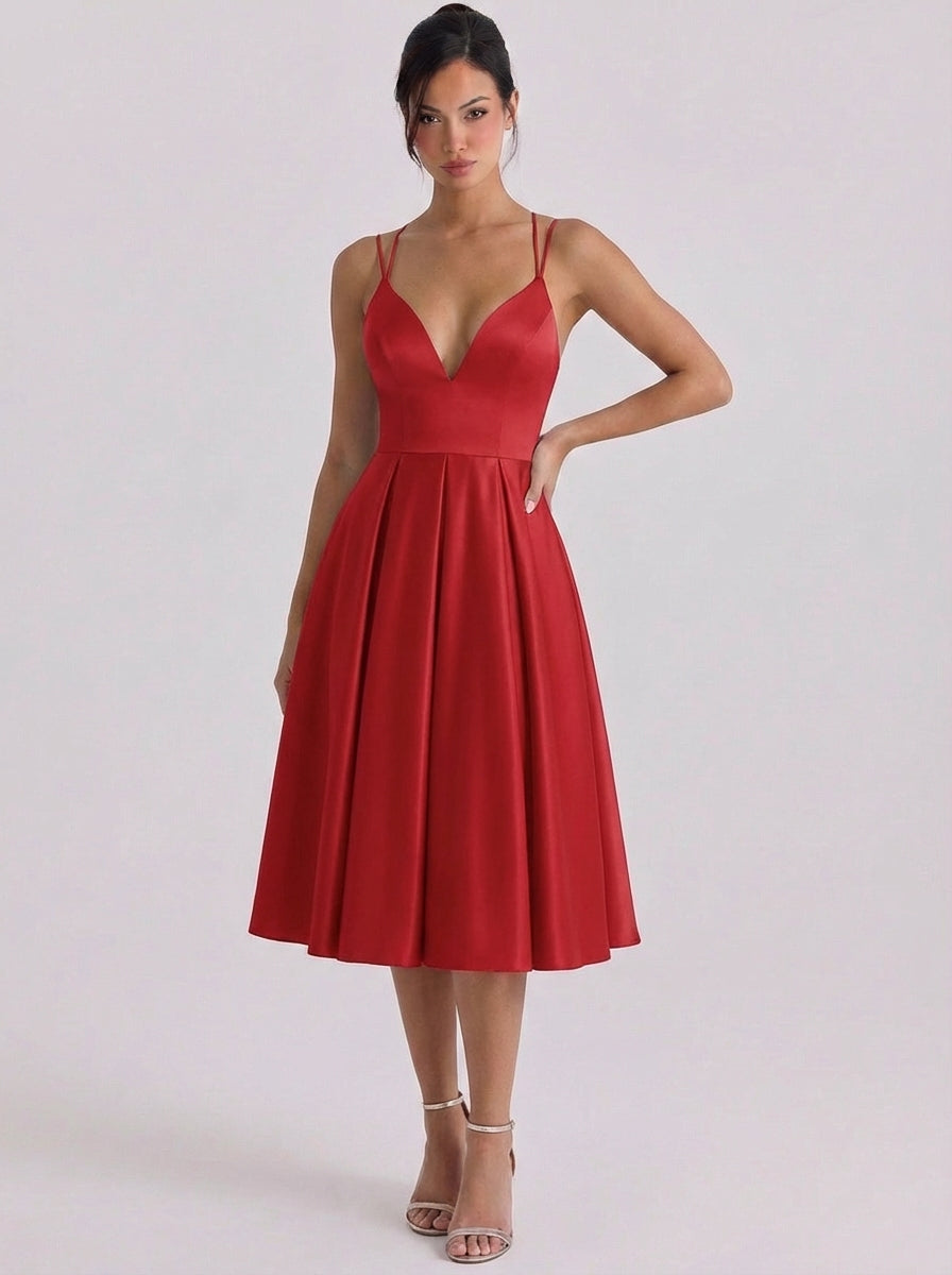 Vestido de satén con escote en forma de corazón y vuelo, falda plisada, tirante doble