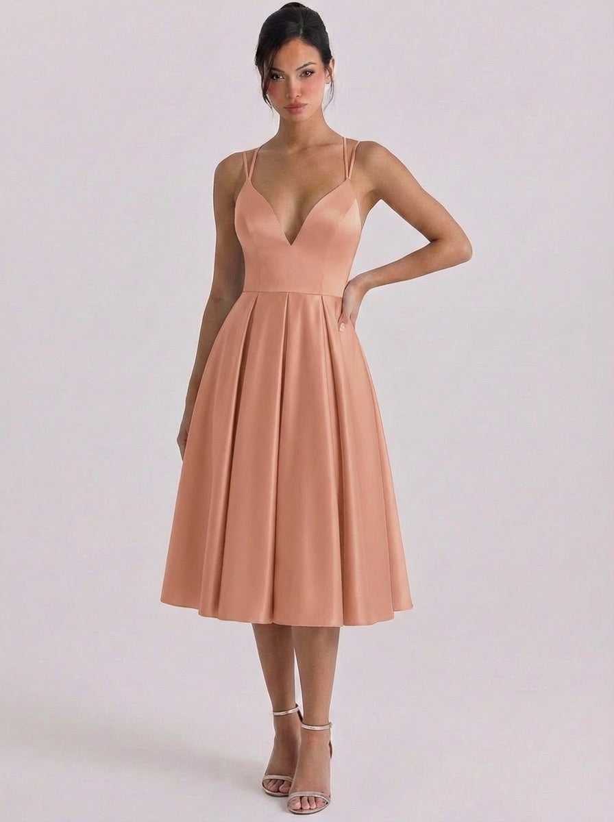 Vestido de satén con escote en forma de corazón y vuelo, falda plisada, tirante doble