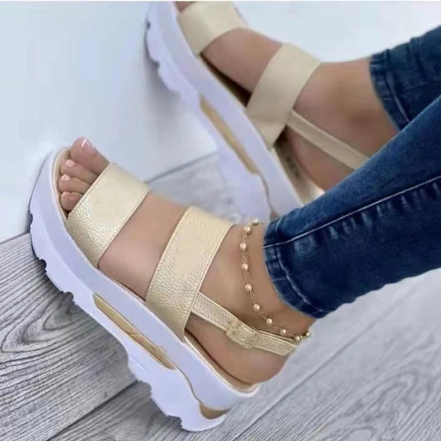 Plateausandalen mit Doppelriemen