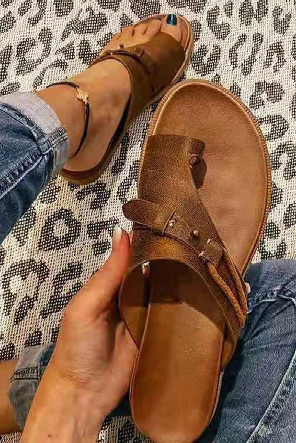 Sandali scorrevoli con cinturino in punta