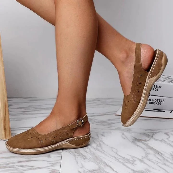 Zapatos planos perforados con talón descubierto