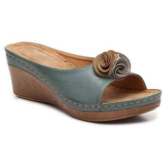 Sandalias con cuña rosetón